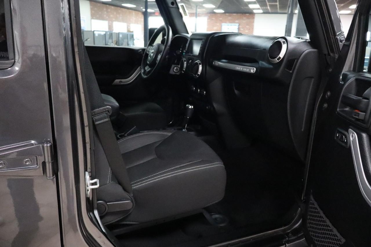 Used 2018 Jeep Wrangler Unlimited Sahara w/ Connectivity Group AWD/4WD image 21