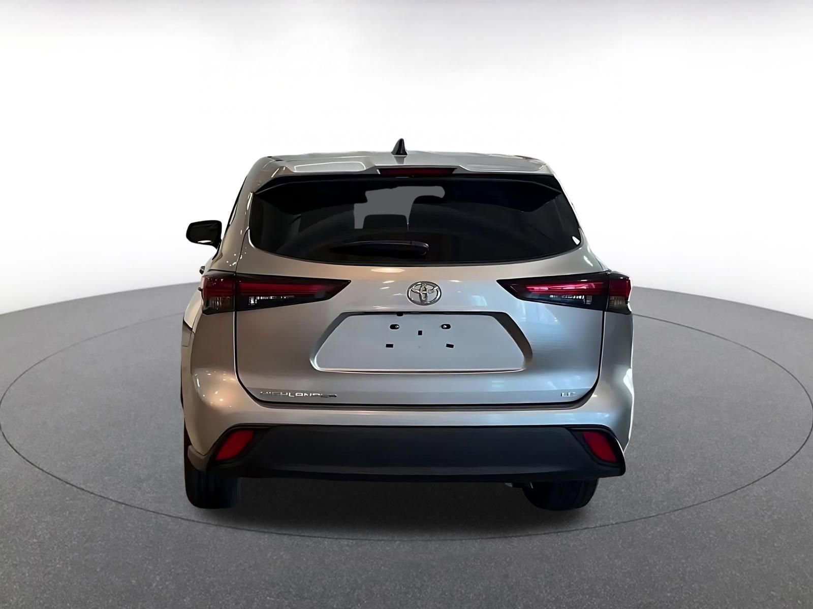 Used 2025 Toyota Highlander LE image 12