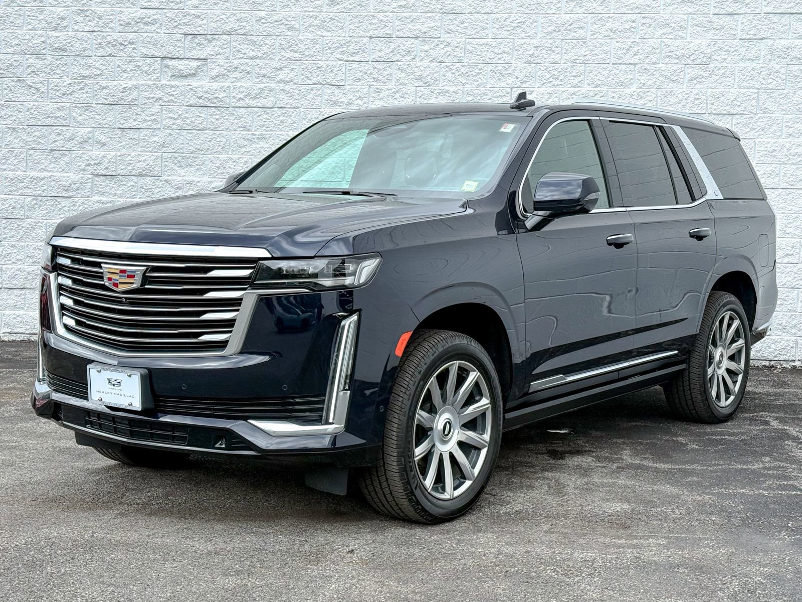Certified 2022 Cadillac Escalade Premium Luxury Platinum w/ Heavy-Duty Trailer Package image 3