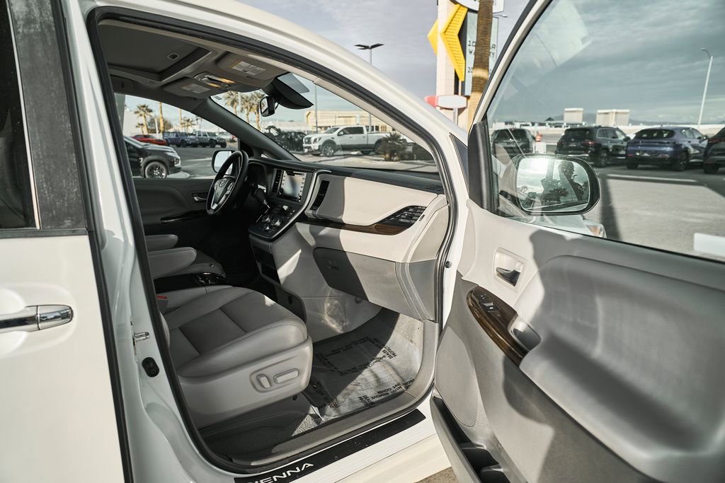 Used 2020 Toyota Sienna XLE w/ XLE Navigation Package image 10