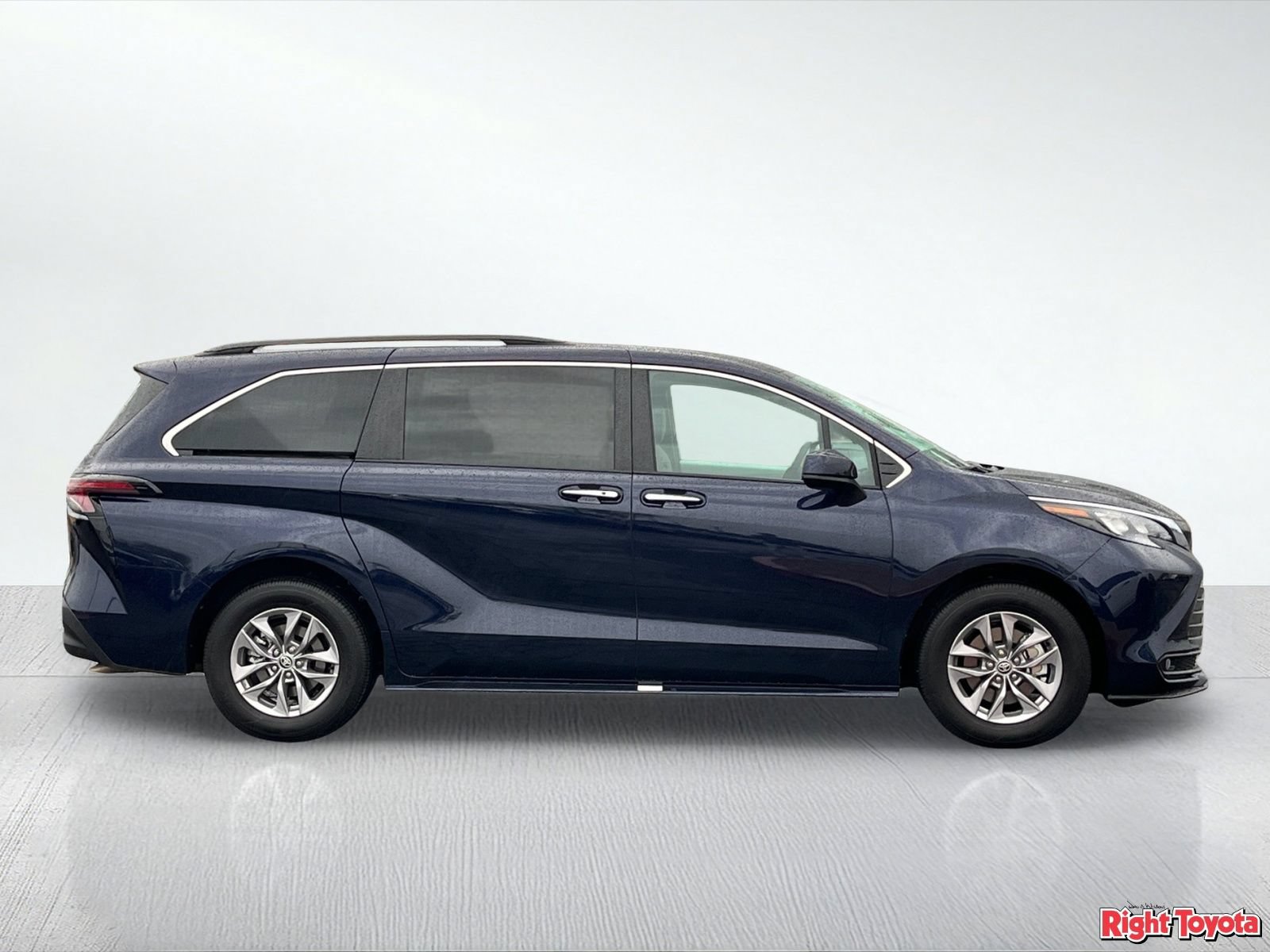 Certified 2026 Toyota Sienna XLE FWD image 8