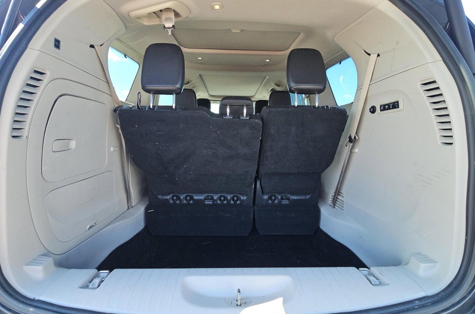 Used 2017 Chrysler Pacifica Limited w/ UConnect Theater Package FWD image 14