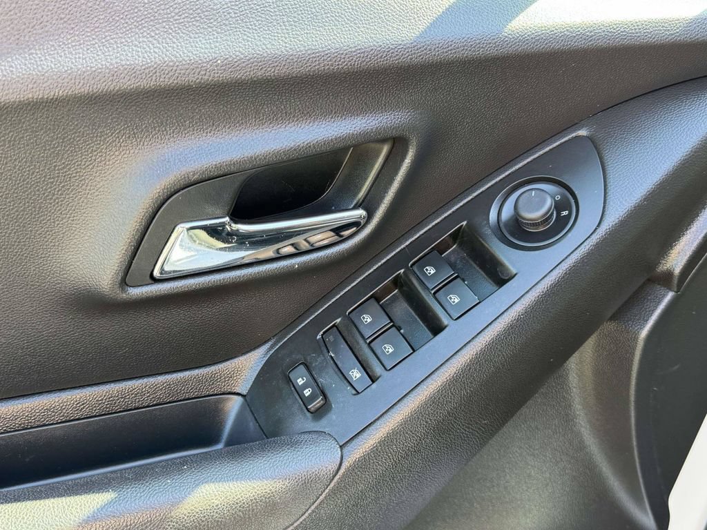 Used 2020 Chevrolet Trax LT w/ LT Convenience Package FWD image 19