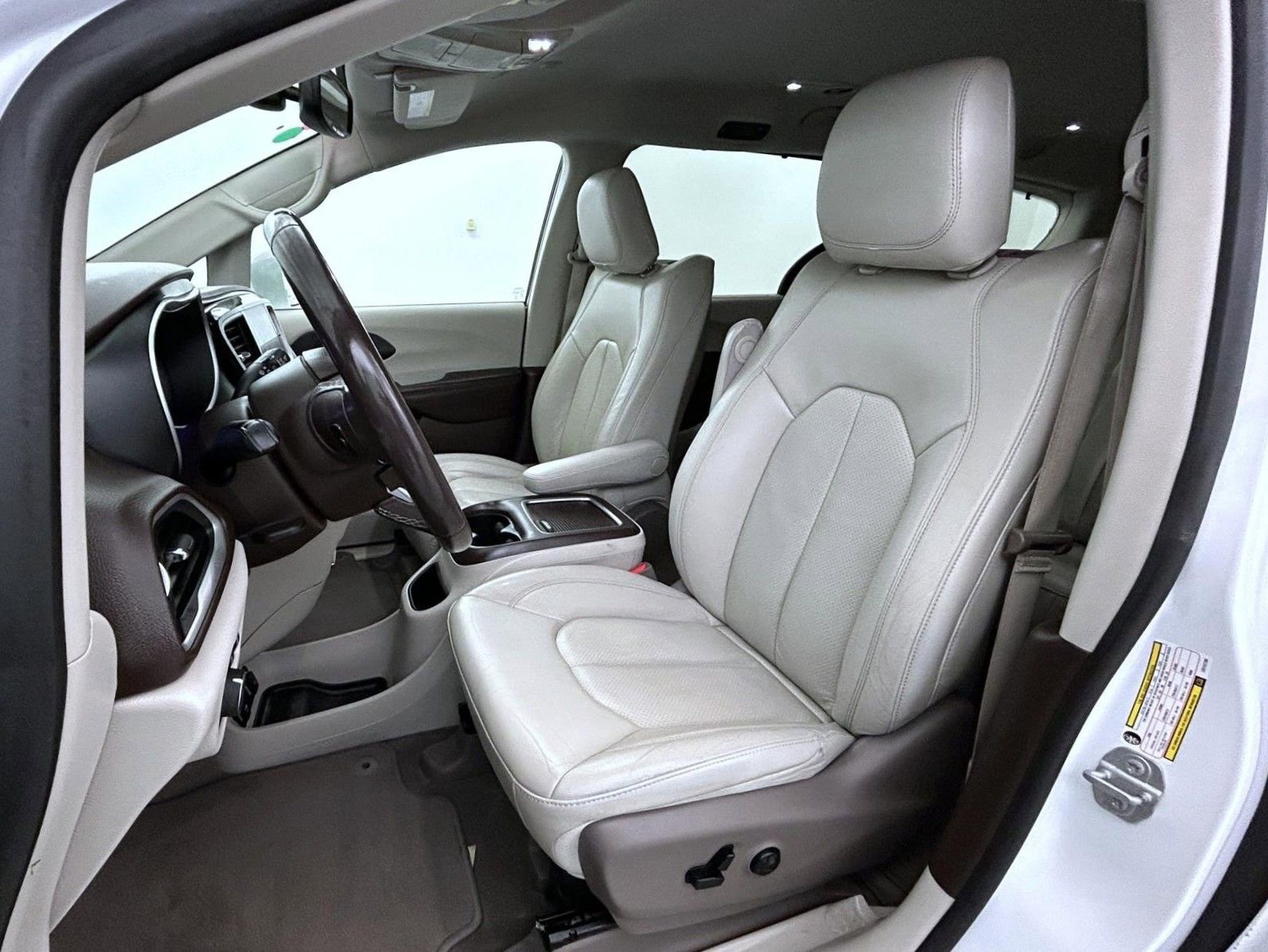 Used 2020 Chrysler Pacifica Touring-L Plus FWD image 10