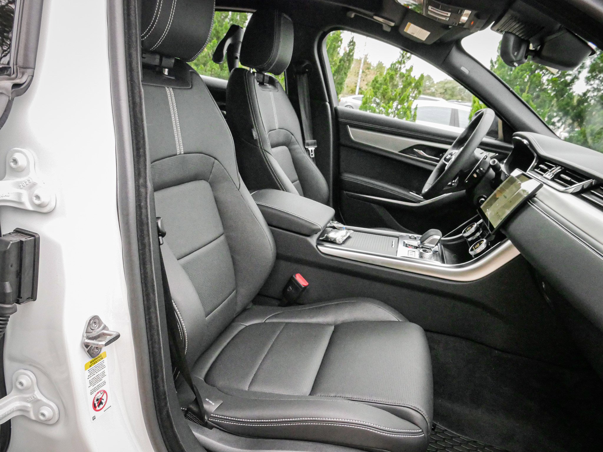 Used 2024 Jaguar XF R-Dynamic SE AWD/4WD image 31