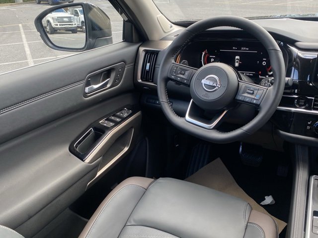 New 2025 Nissan Pathfinder Platinum w/ Black Appearance Package image 36