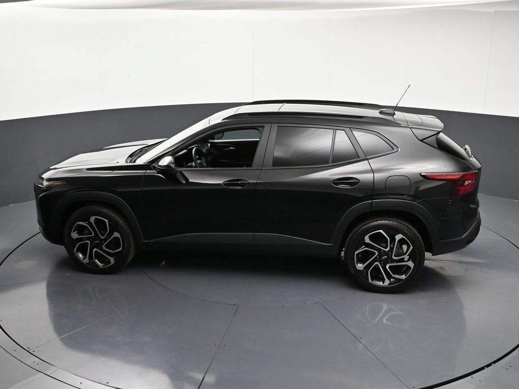 Used 2024 Chevrolet Trax RS w/ Sunroof Package FWD image 17