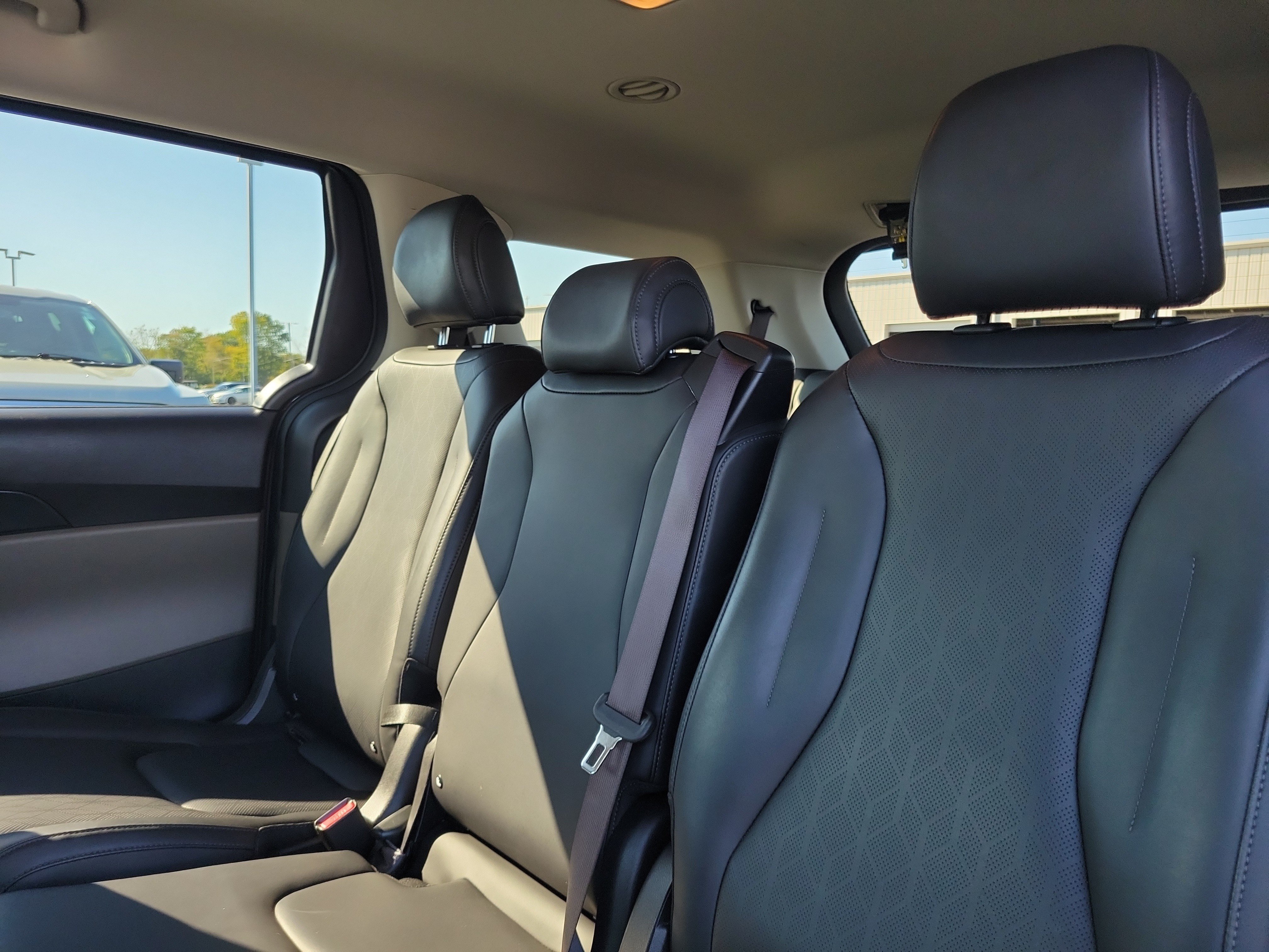 Used 2026 Kia Carnival FWD image 12