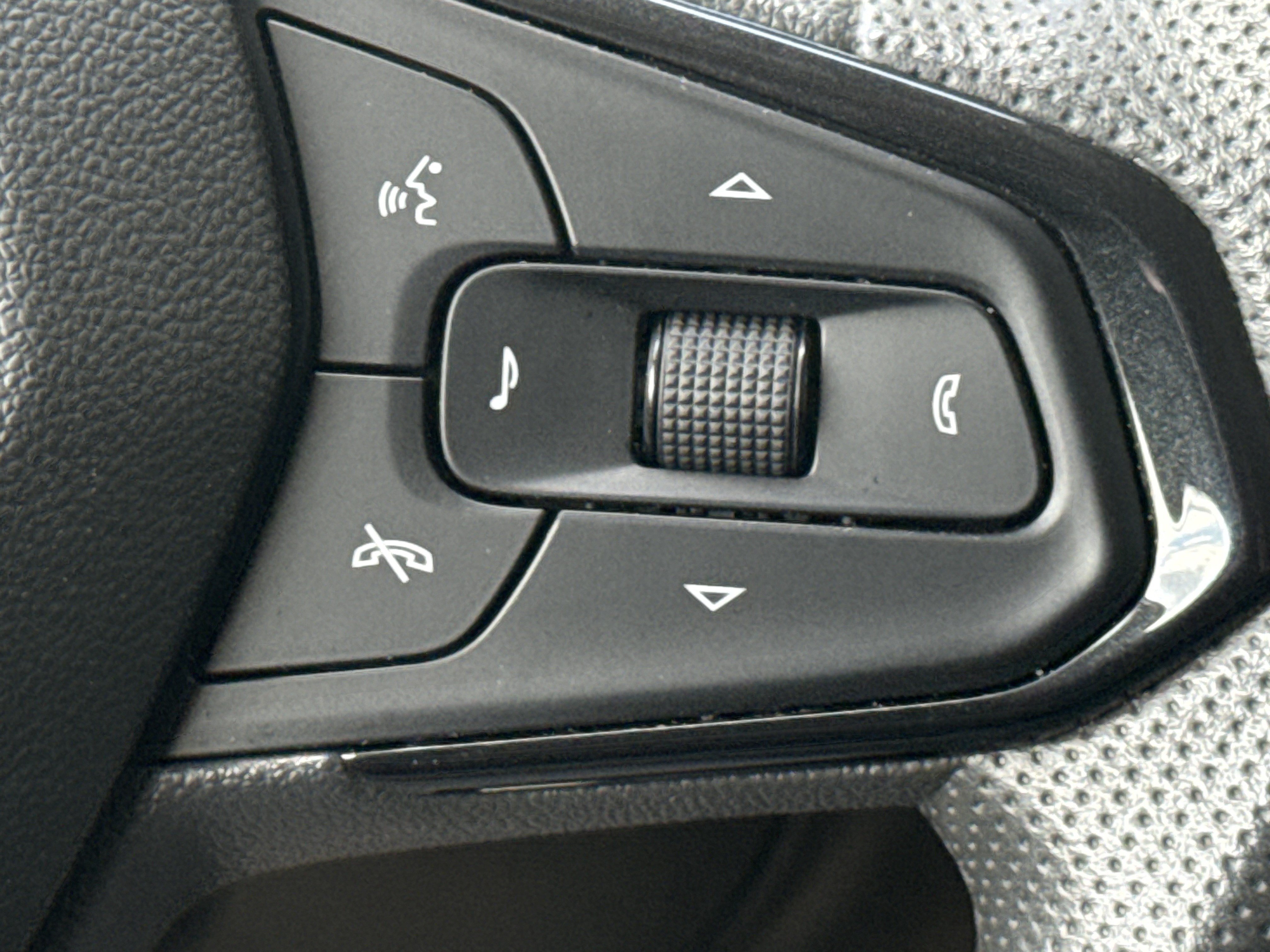 Used 2025 Chevrolet Trax LT FWD image 22