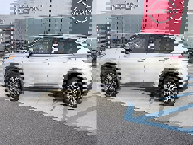 Certified 2022 Nissan Rogue SV image 2