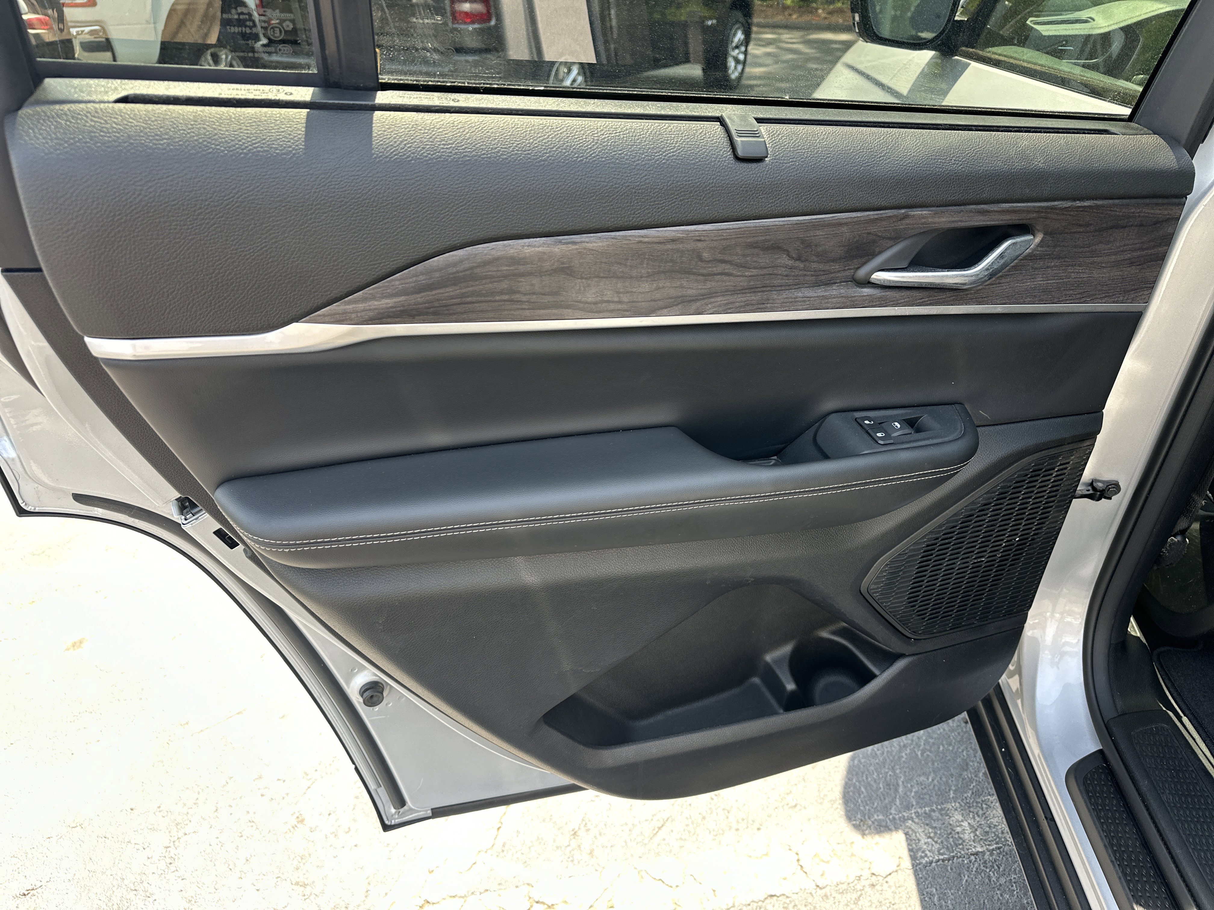 Used 2024 Jeep Grand Cherokee L Limited w/ Luxury Tech Group II image 25