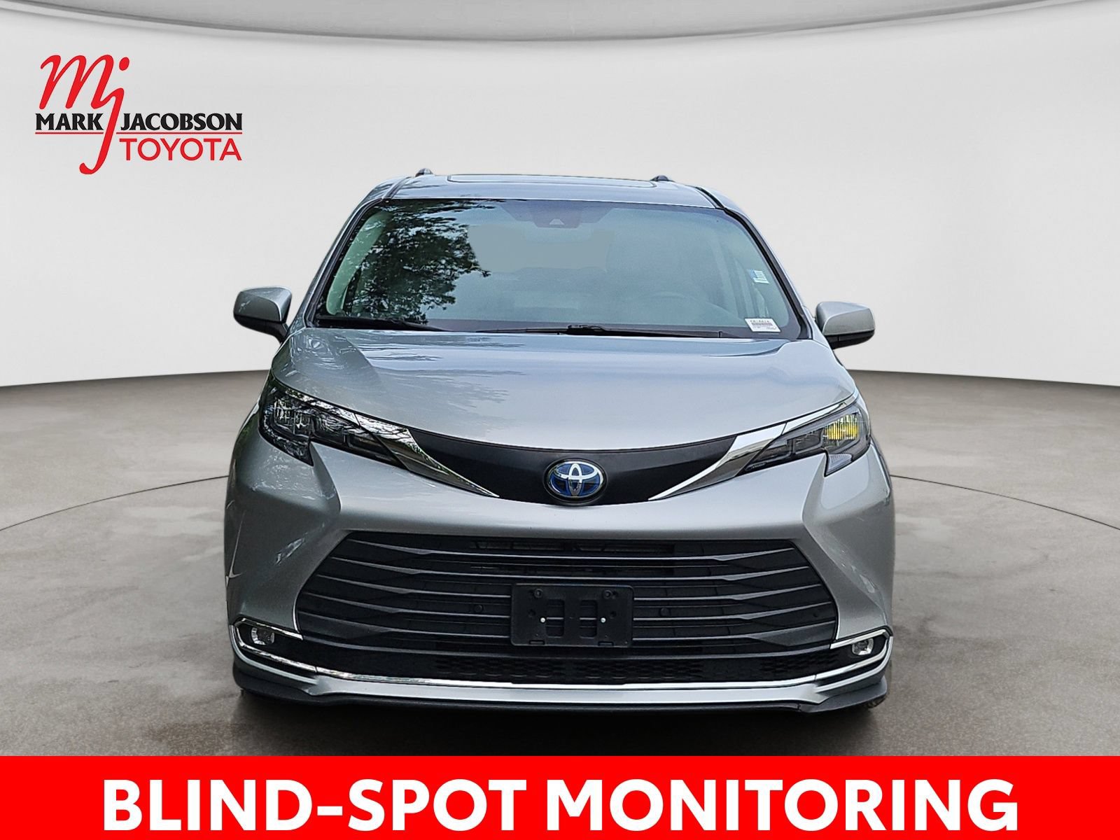 Used 2024 Toyota Sienna XLE FWD image 3