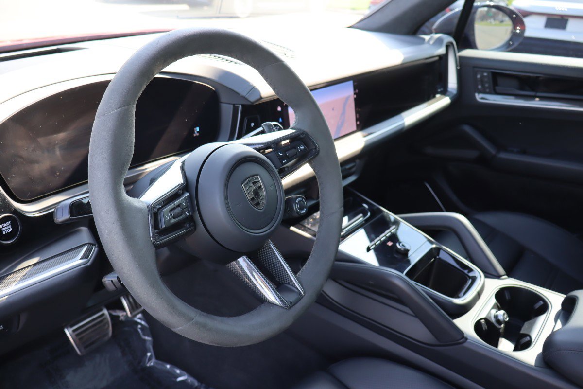 Used 2025 Porsche Cayenne Turbo AWD/4WD image 9