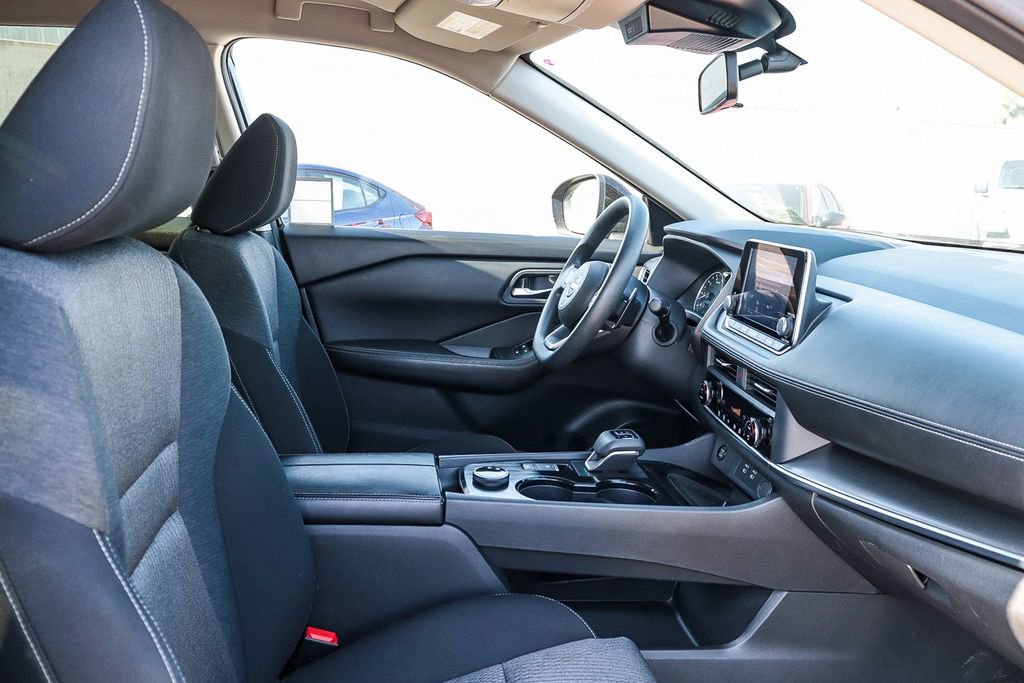 Used 2024 Nissan Rogue SV image 18