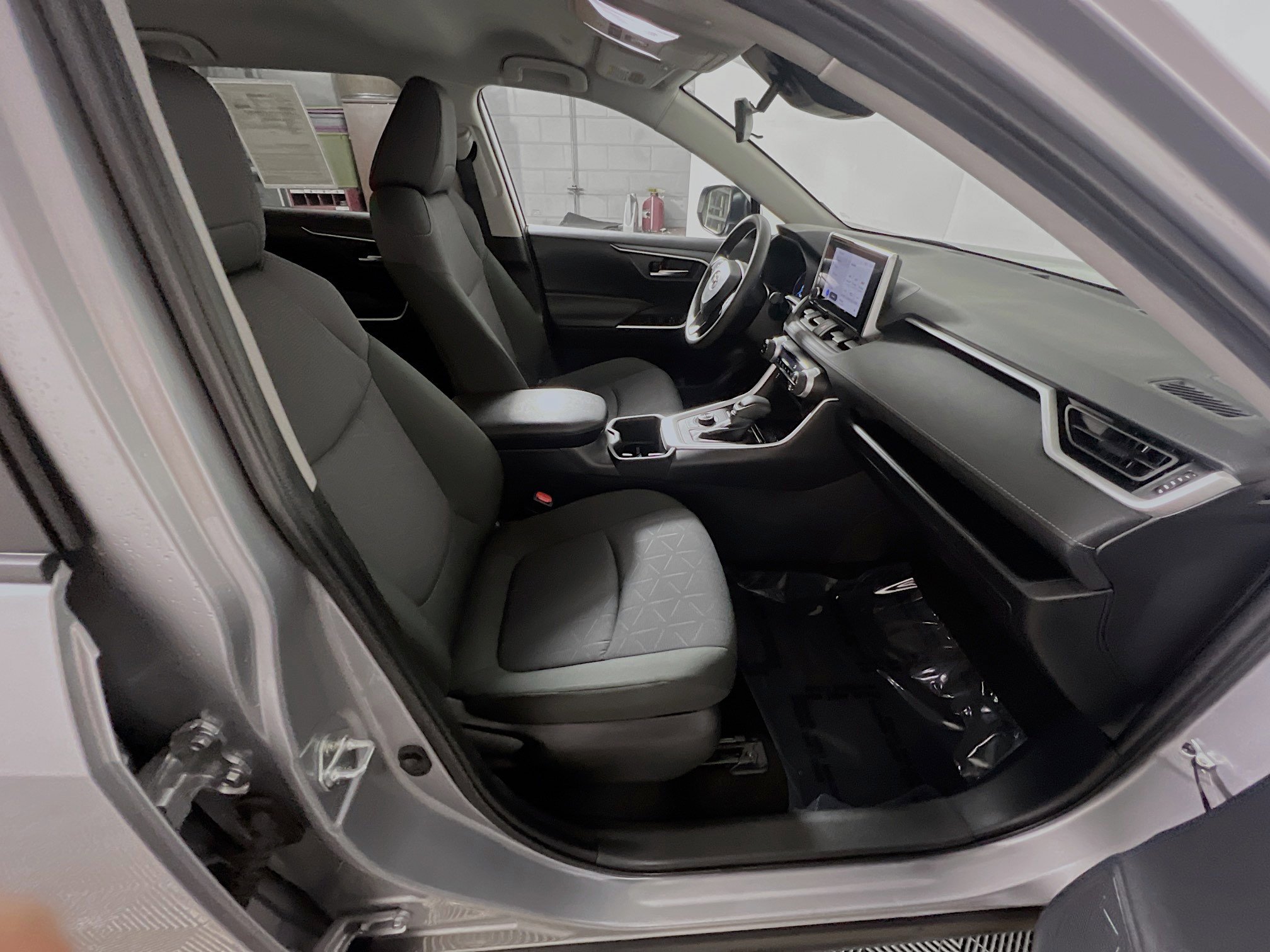 Used 2025 Toyota RAV4 XLE AWD/4WD image 31