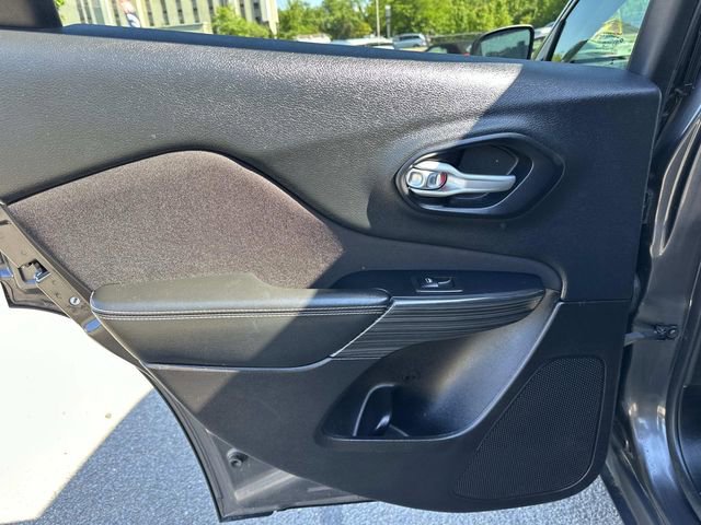 Used 2015 Jeep Cherokee Latitude w/ Cold Weather Group FWD image 14
