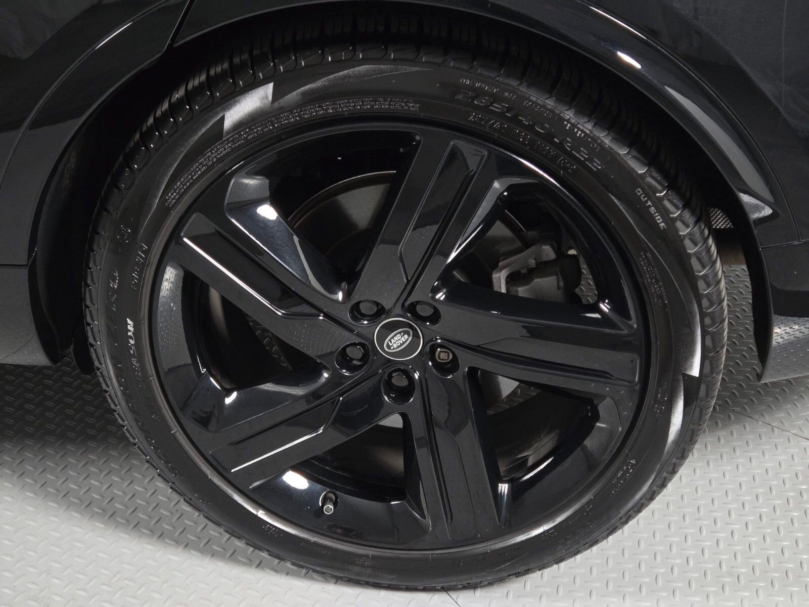 Used 2025 Land Rover Discovery Dynamic SE image 10