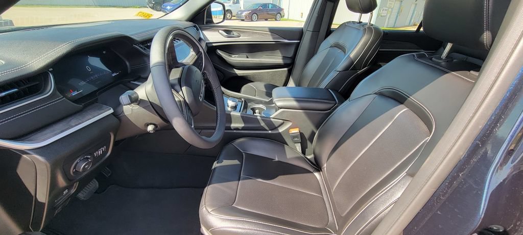Used 2024 Jeep Grand Cherokee L Limited w/ Luxury Tech Group II RWD image 11
