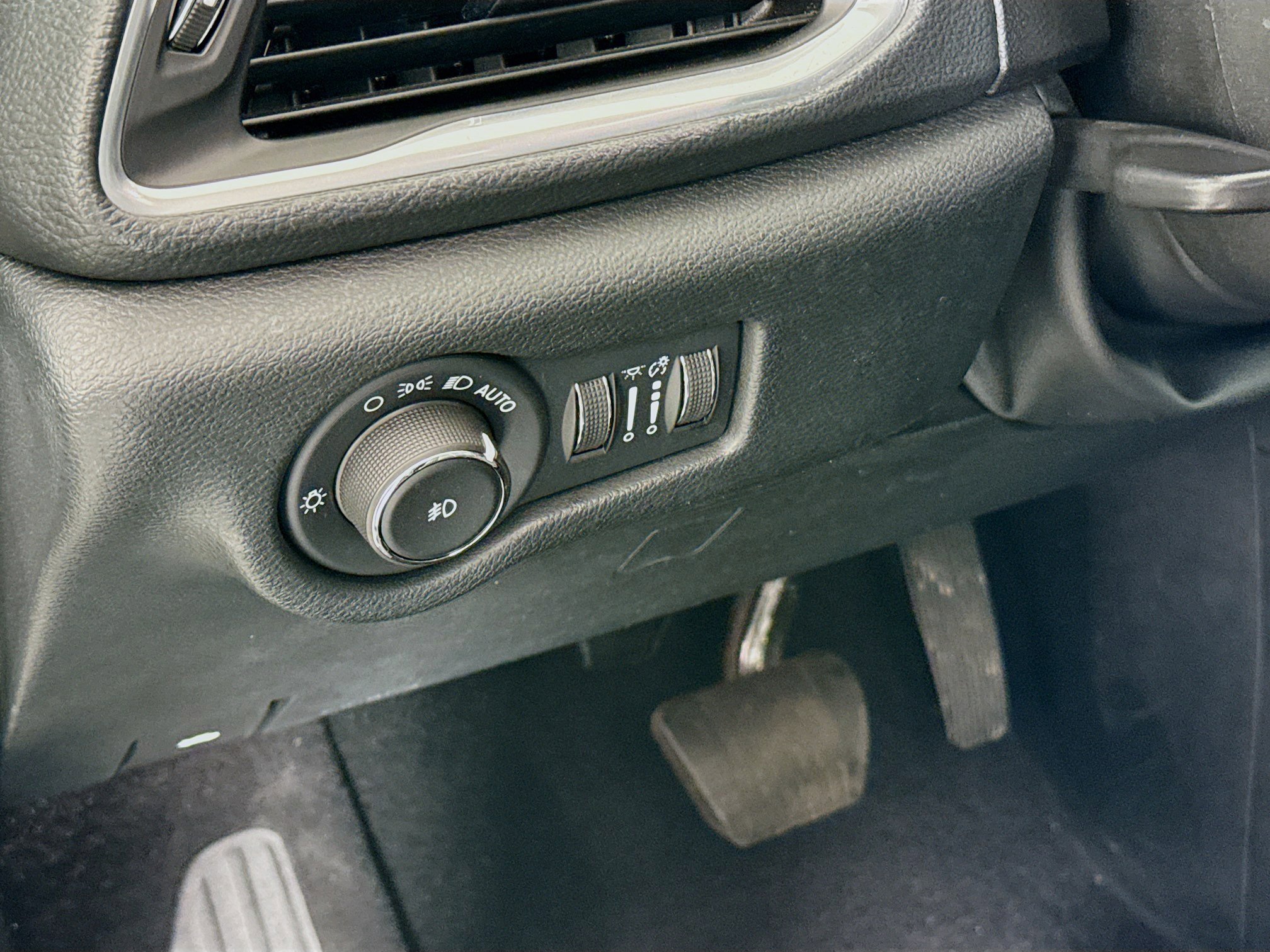 Used 2024 Chrysler Pacifica Premium FWD image 10