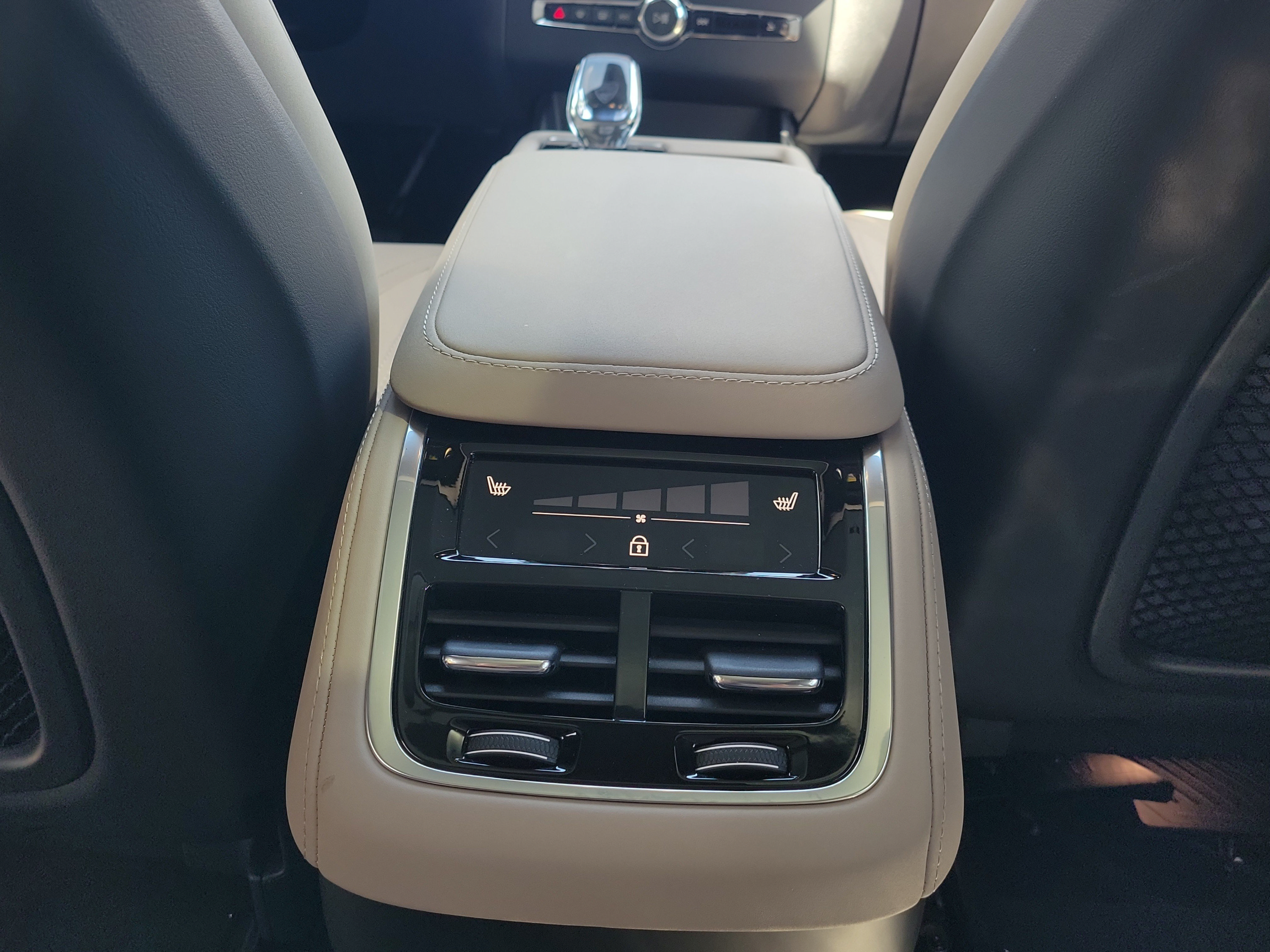 Used 2026 Volvo XC90 B5 Plus w/ Protection Package Premier AWD/4WD image 11