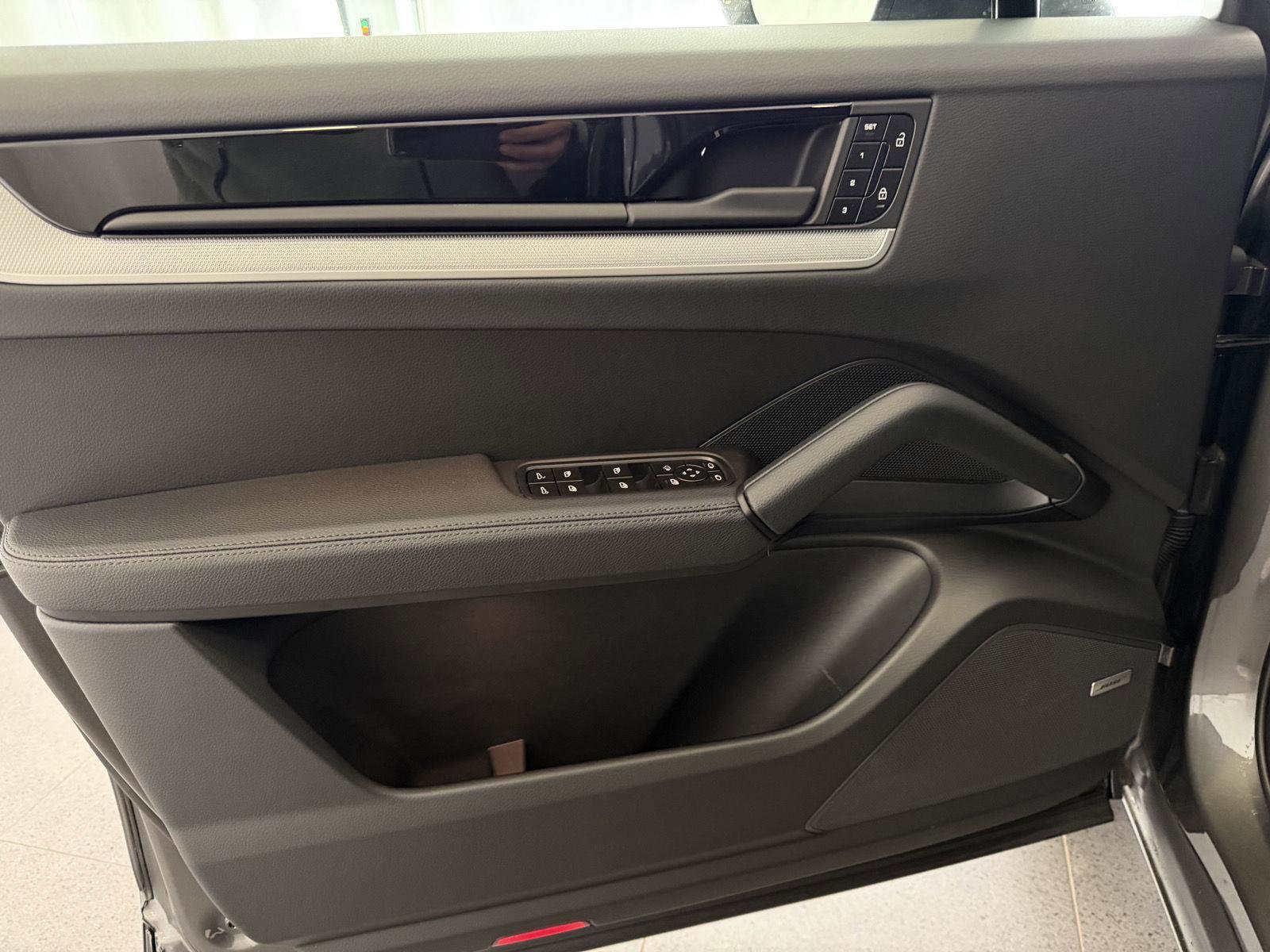 Certified 2025 Porsche Cayenne image 15
