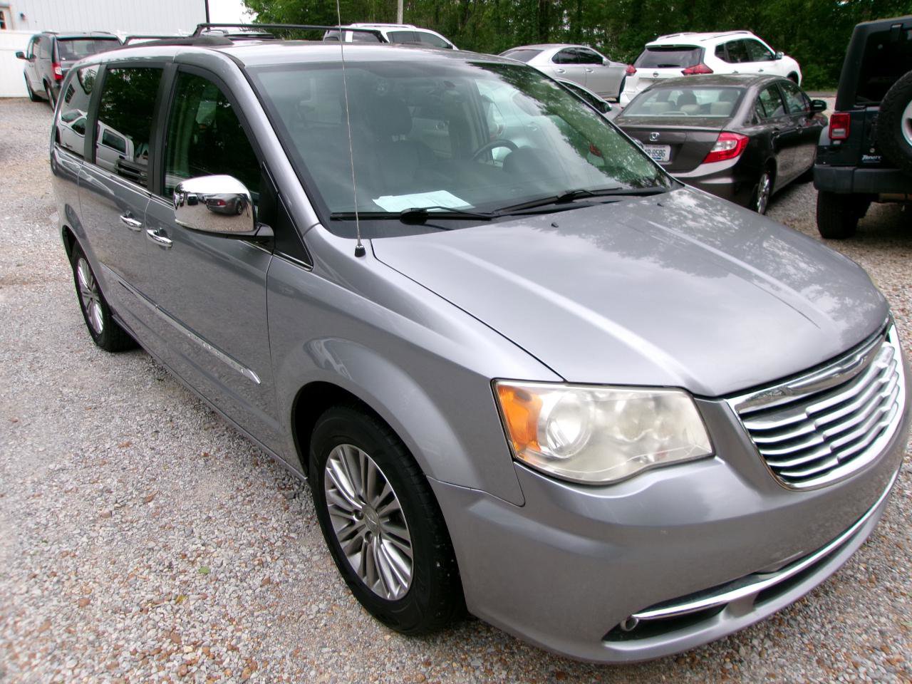 Used 2014 Chrysler Town & Country Touring-L w/ Driver Convenience Group FWD image 11
