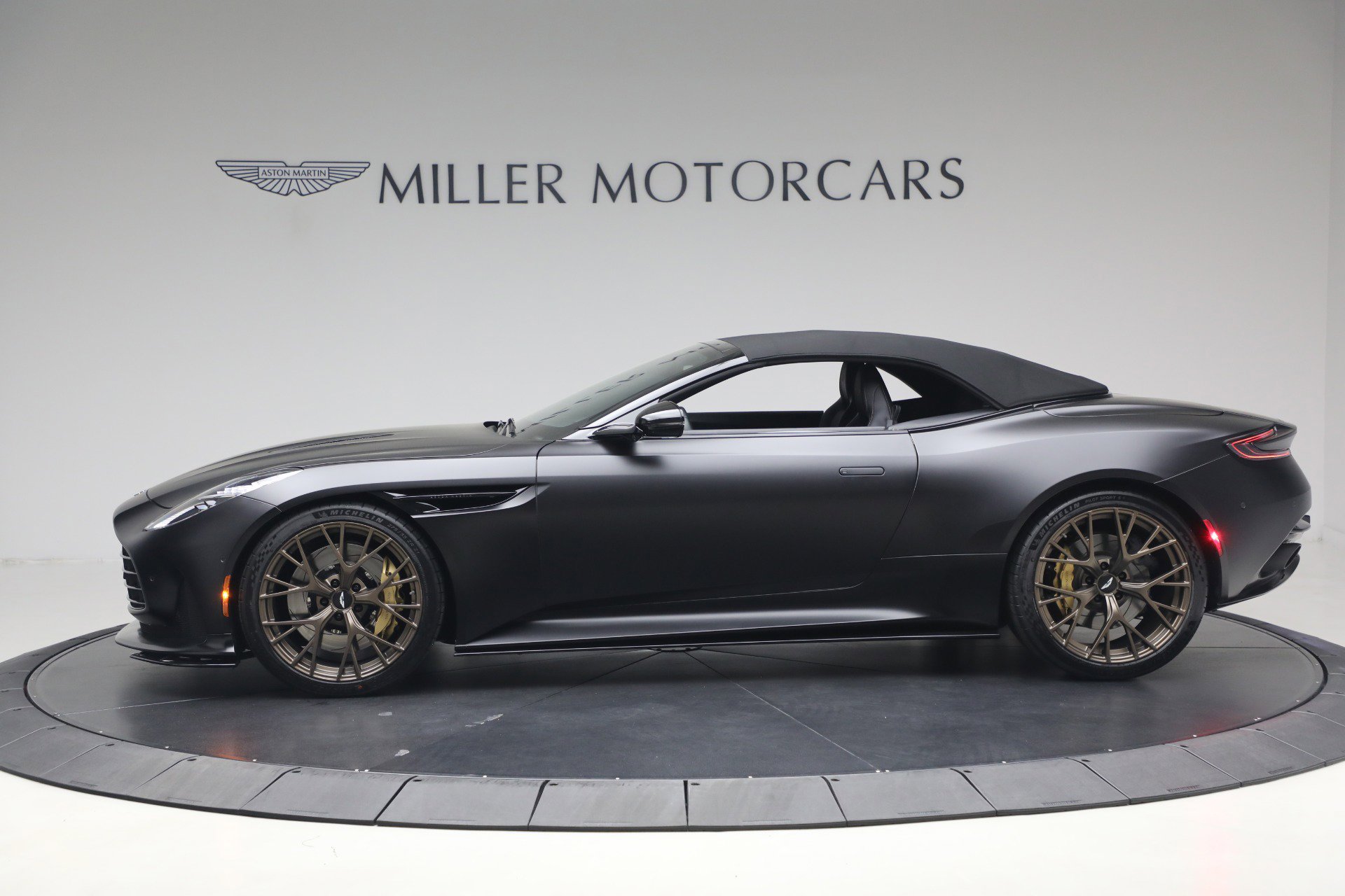 Used 2024 Aston Martin DB12 Convertible RWD image 17