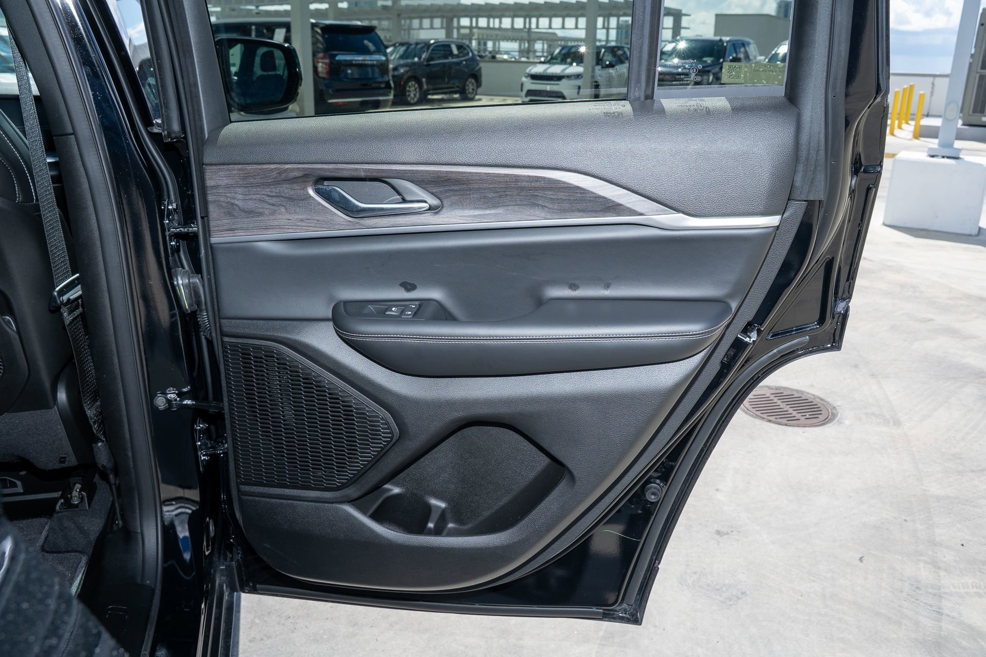 Used 2025 Jeep Grand Cherokee Limited image 15