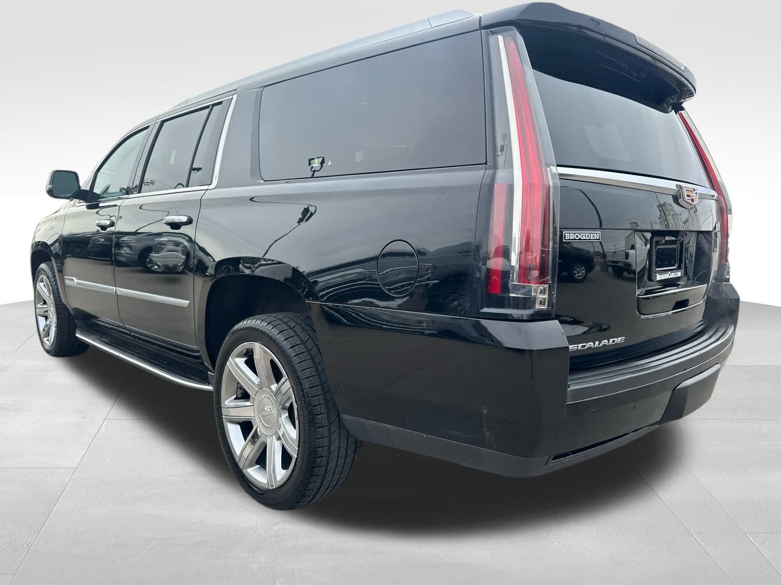 Used 2020 Cadillac Escalade ESV Premium Luxury image 13