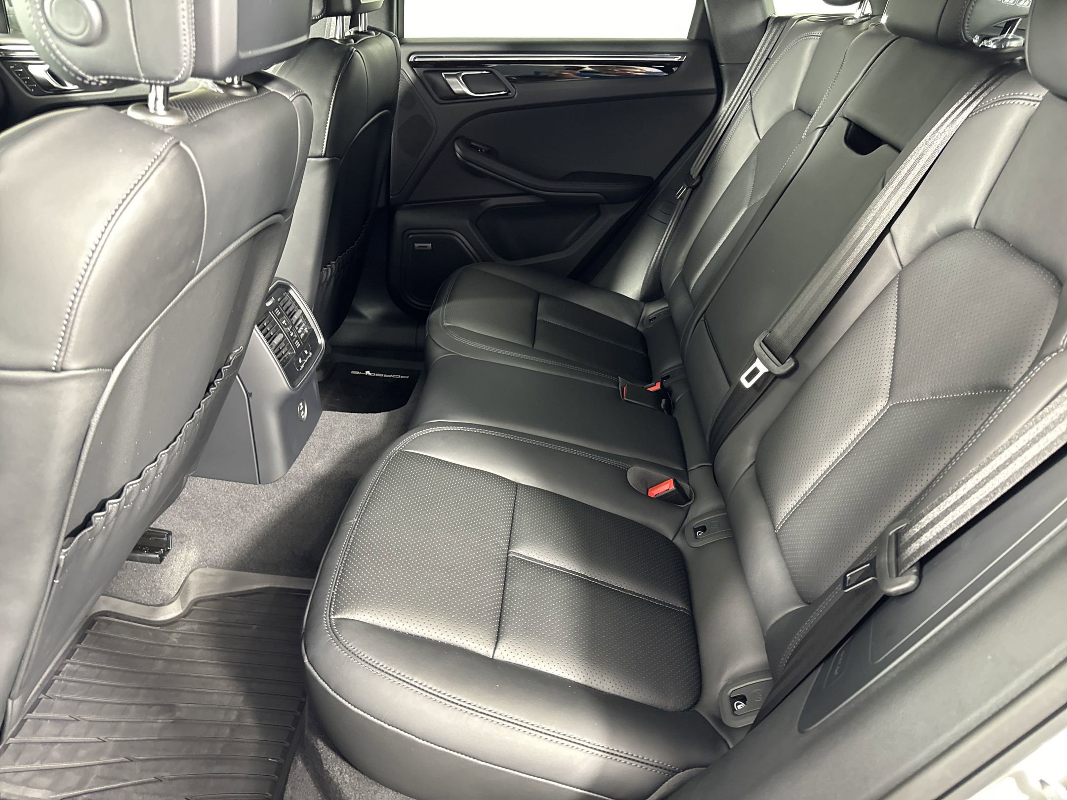 Certified 2025 Porsche Macan S image 24