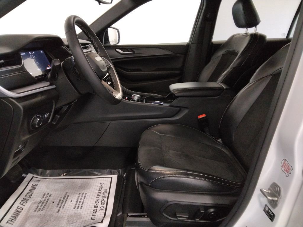 Used 2024 Jeep Grand Cherokee L Laredo AWD/4WD image 29
