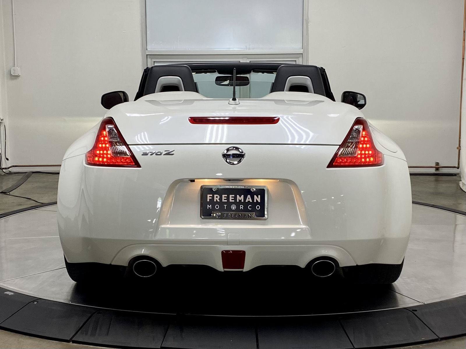 Used 2017 Nissan 370Z Touring Sport RWD image 8