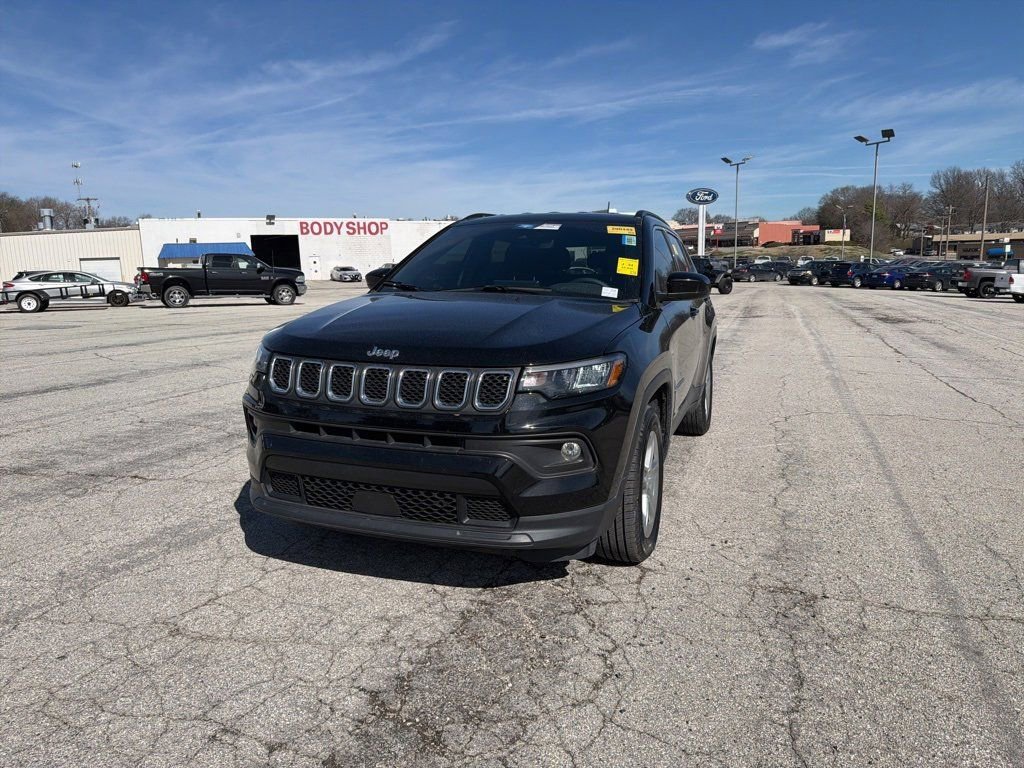 Used 2024 Jeep Compass Latitude image 2
