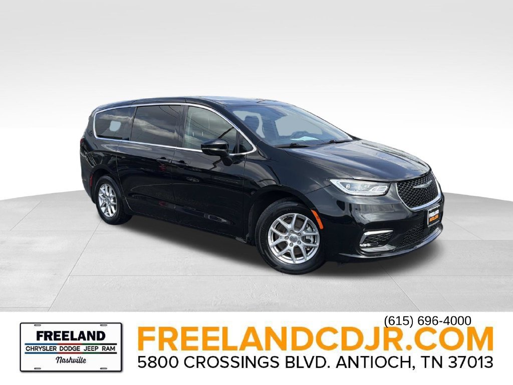 Used 2025 Chrysler Pacifica Select