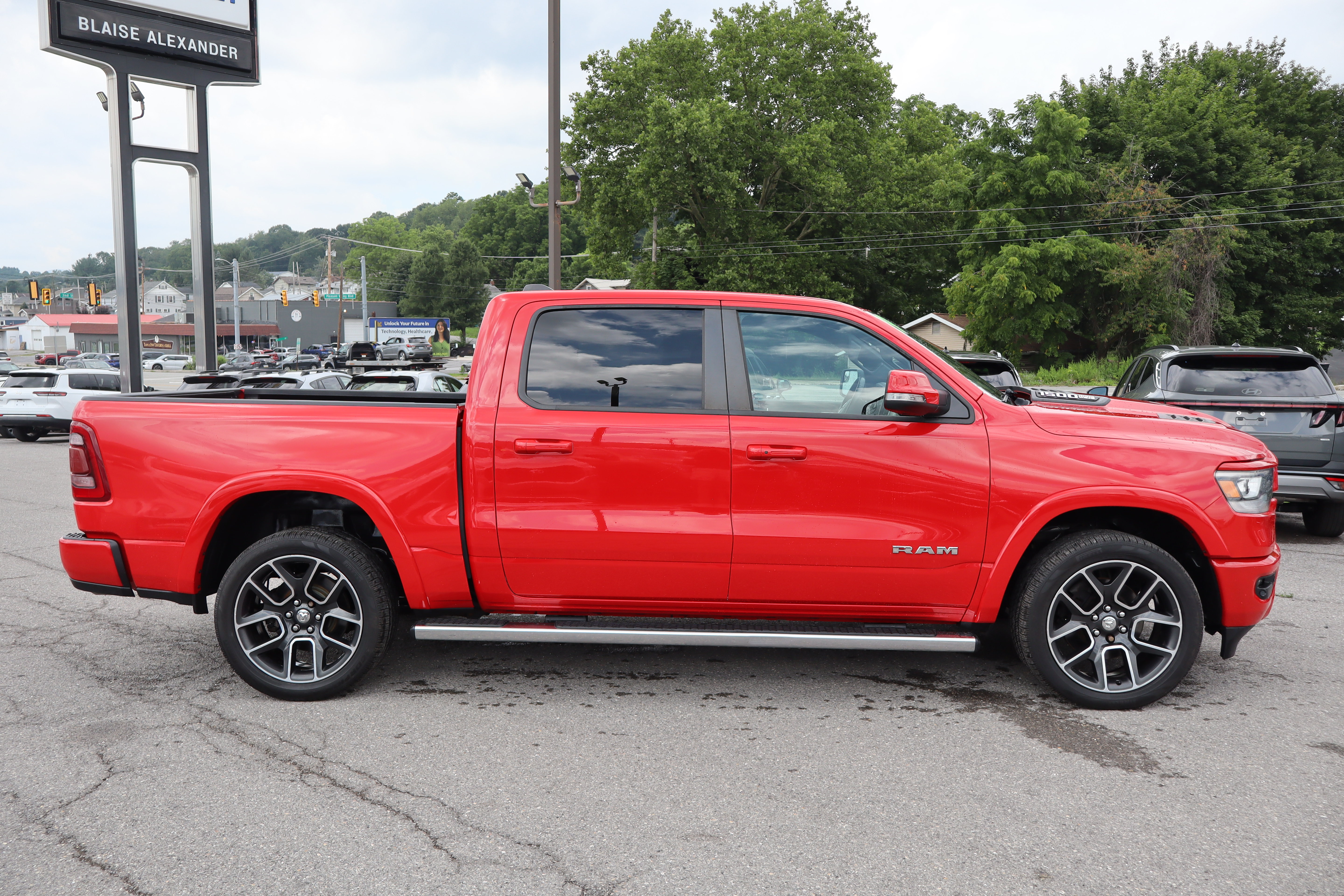 Used 2019 RAM 1500 Laramie AWD/4WD image 2