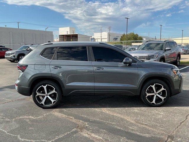 Certified 2025 Volkswagen Taos SEL AWD/4WD image 2