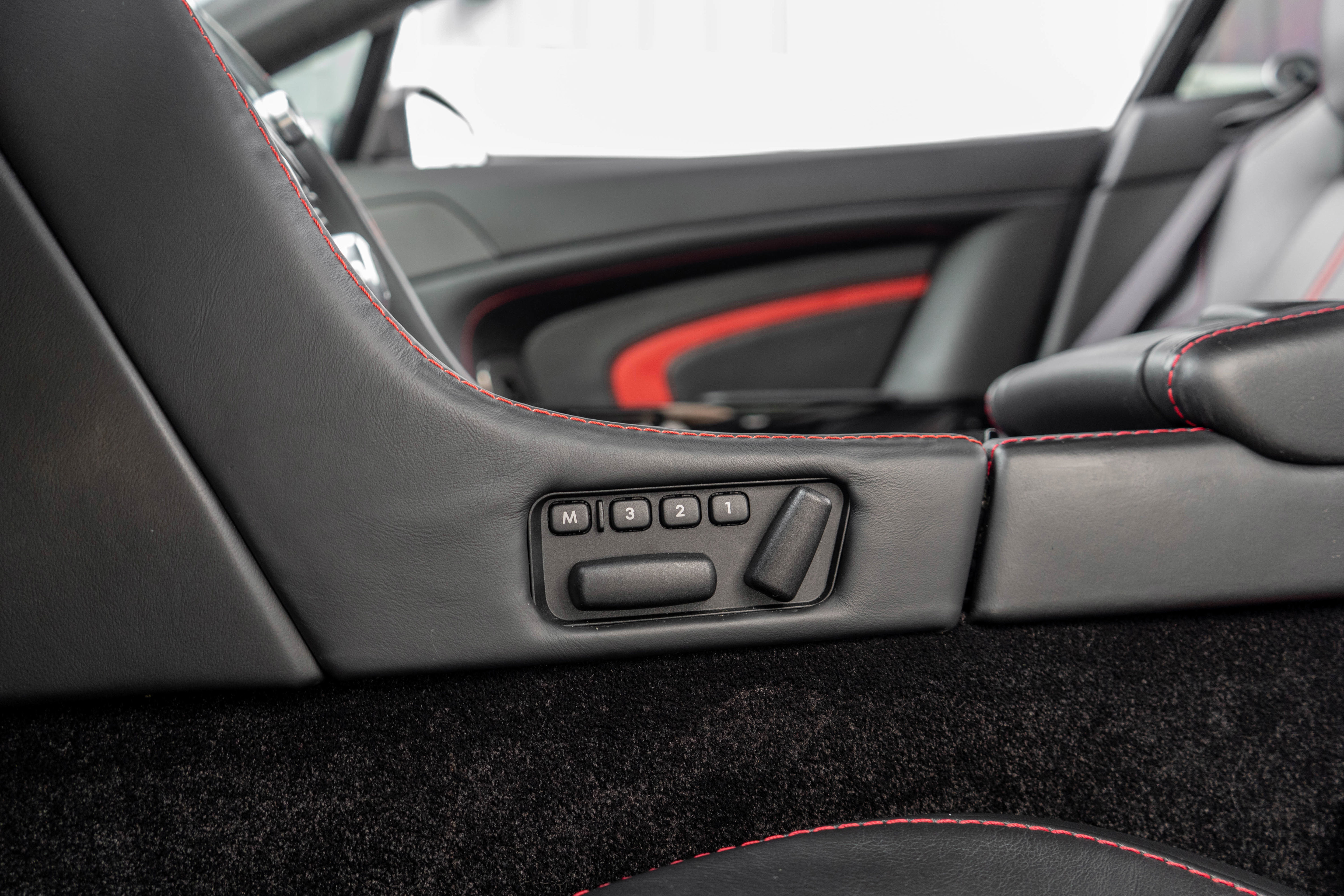 Used 2015 Aston Martin V12 Vantage S image 24