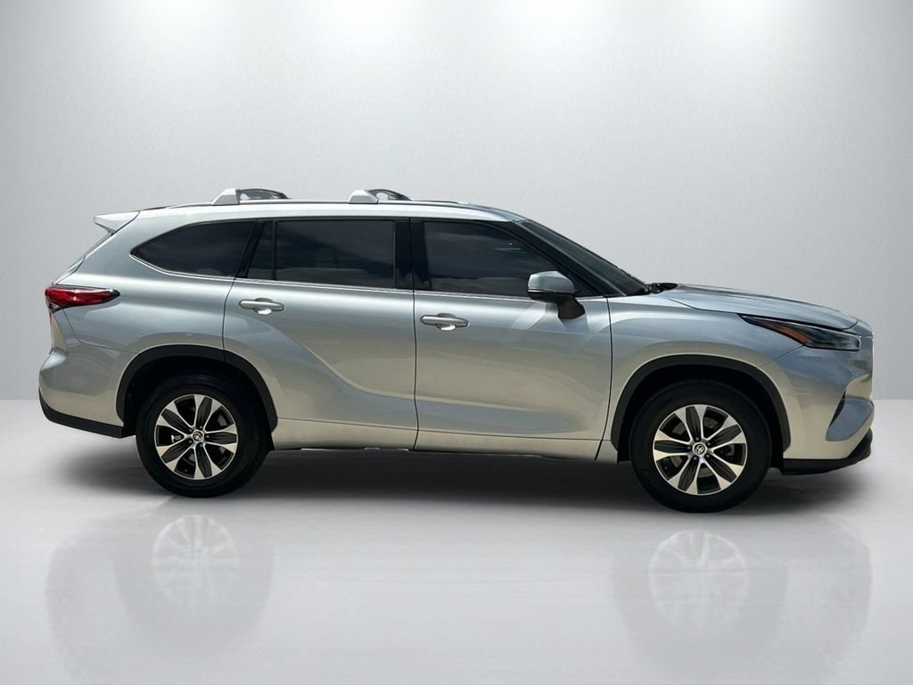 Used 2021 Toyota Highlander XLE FWD image 4