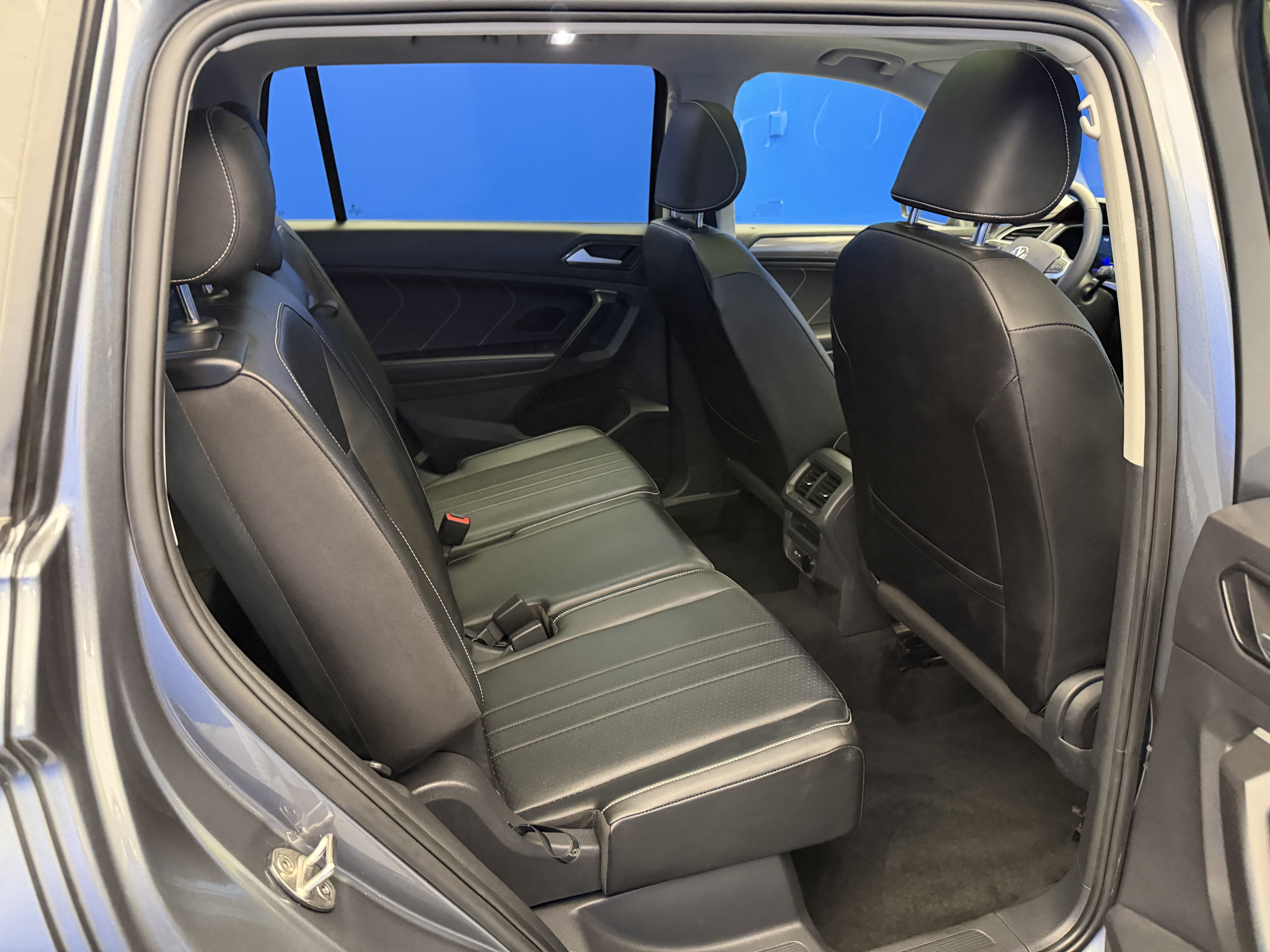 Used 2023 Volkswagen Tiguan SE w/ Panoramic Sunroof Package FWD image 25
