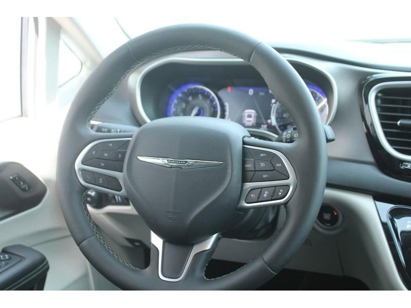 Used 2024 Chrysler Pacifica Touring-L image 16