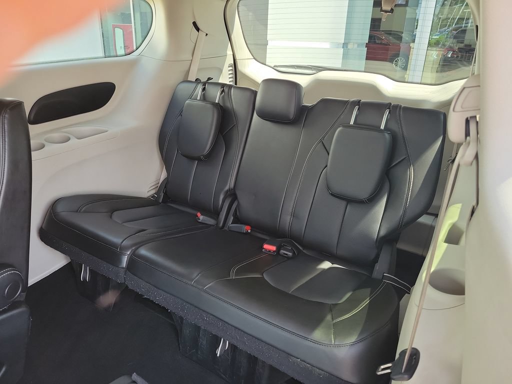 Used 2023 Chrysler Pacifica Touring-L FWD image 13