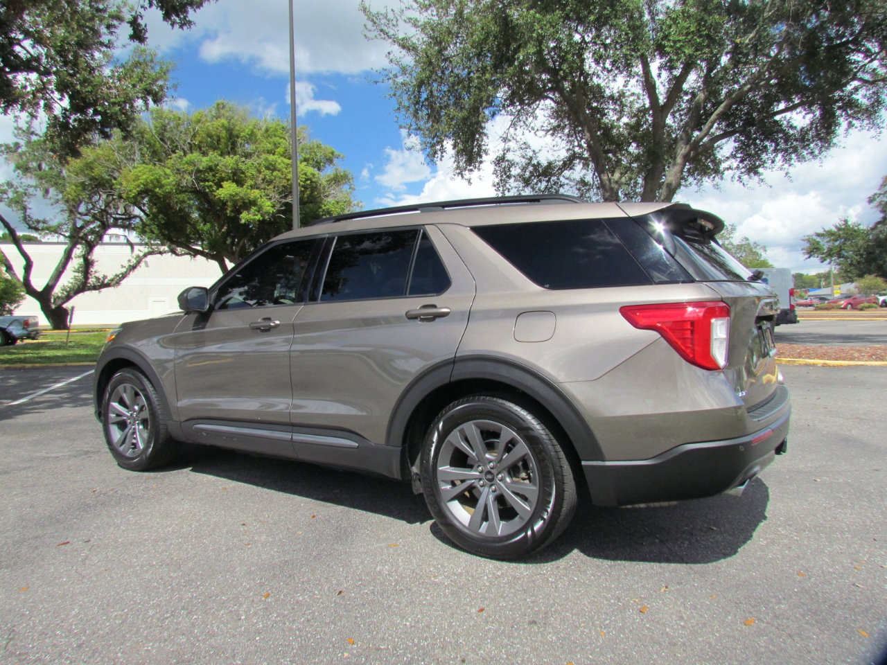 Used 2021 Ford Explorer XLT w/ Equipment Group 202A image 6