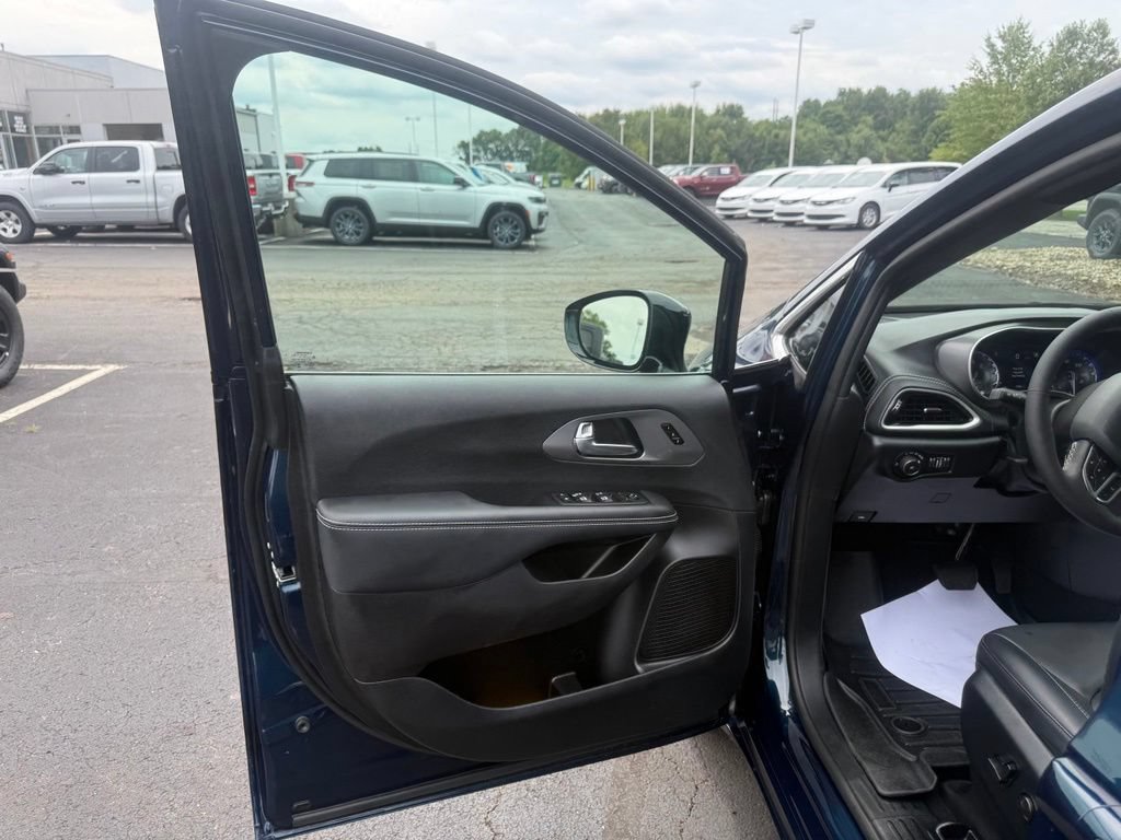 Used 2025 Chrysler Pacifica Select w/ Uconnect Theater Family Group AWD/4WD image 12