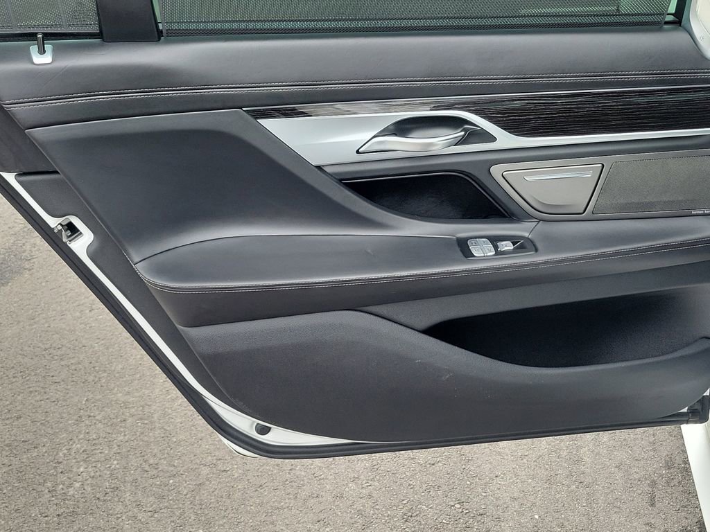 Used 2019 BMW 750i w/ Executive Package image 17