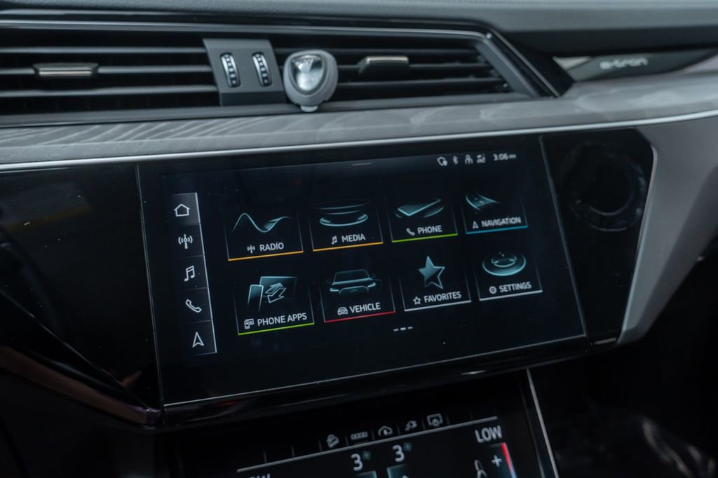 Used 2024 Audi Q8 e-tron Premium image 16