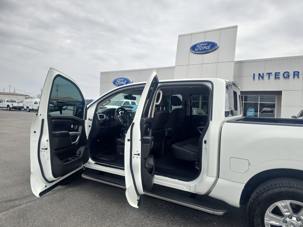 Used 2017 Nissan Titan SV image 12