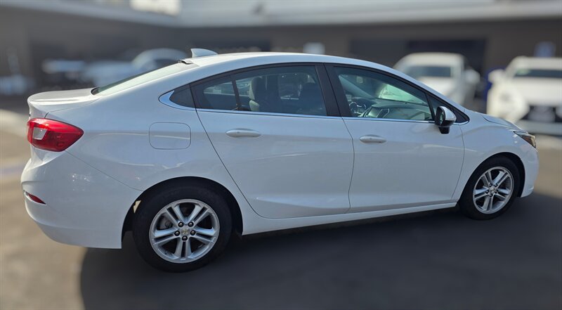 Used 2017 Chevrolet Cruze LT w/ Convenience Package FWD image 6