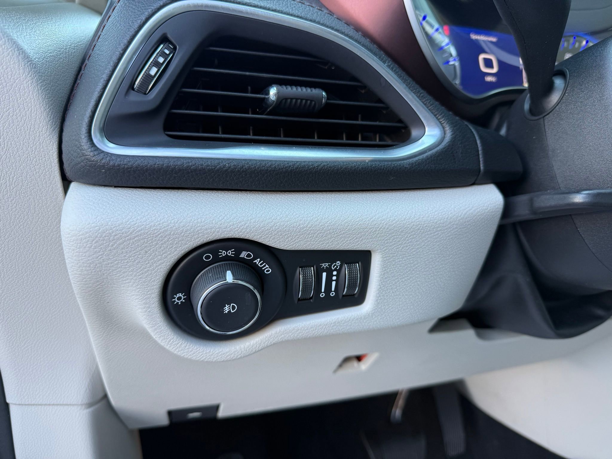 Used 2020 Chrysler Pacifica Limited image 38