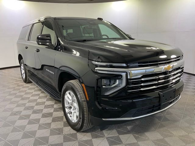 Used 2025 Chevrolet Suburban LT image 3