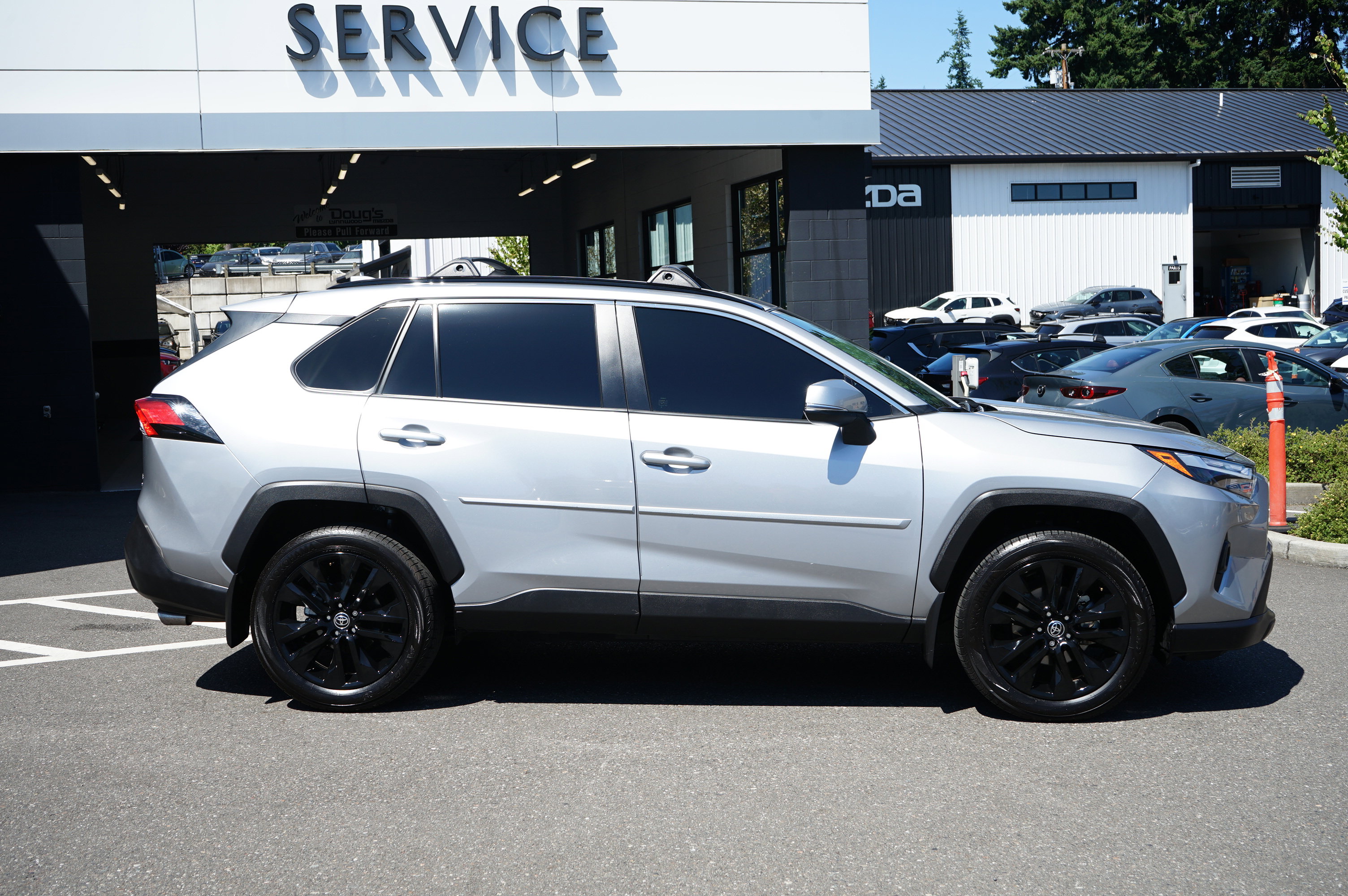 Used 2023 Toyota RAV4 XLE Premium image 2